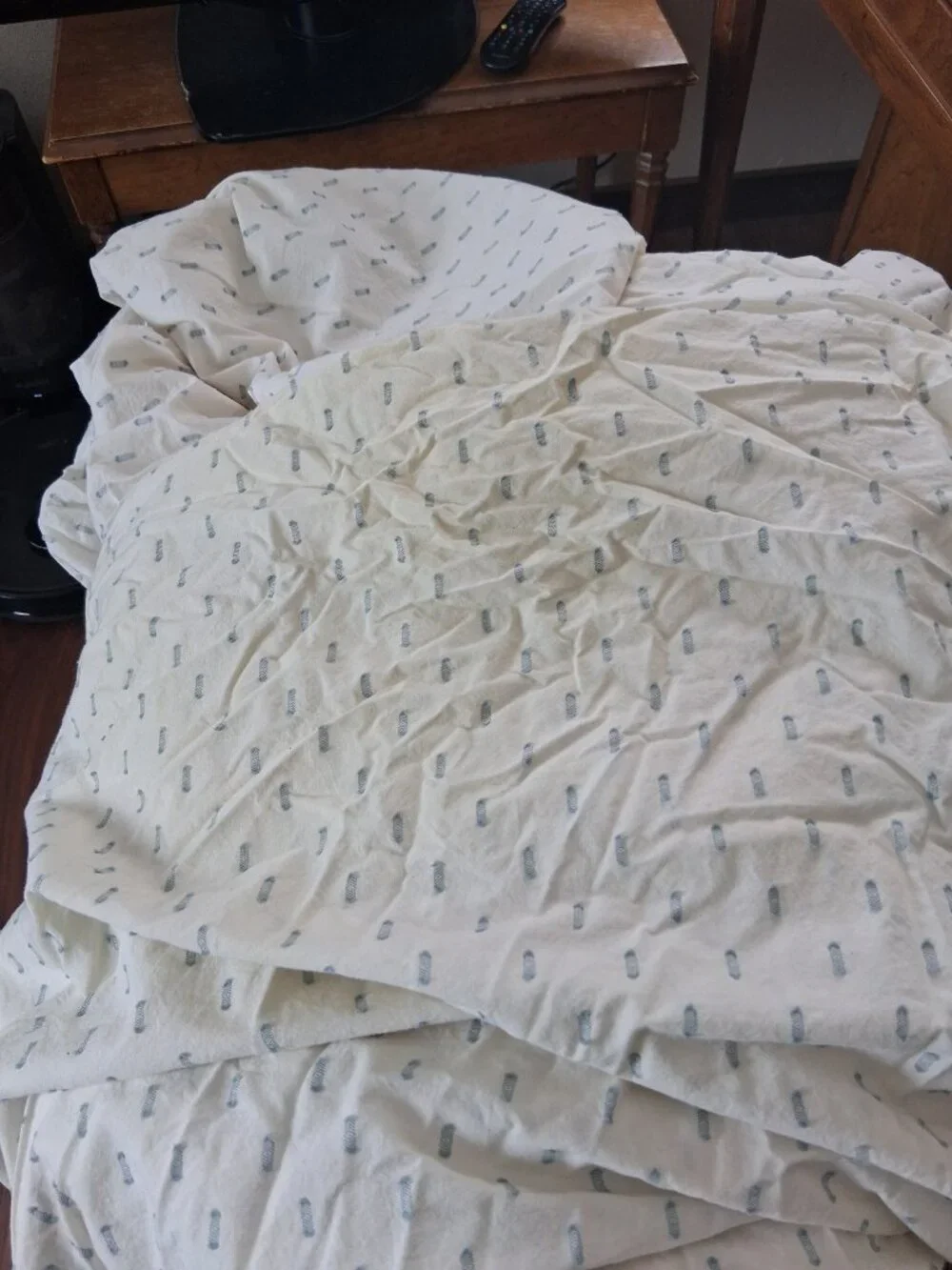 Brooklinen King Duvet Cover Set + Bedsure King Duvet Cover Set BUNDLE. FLAWS